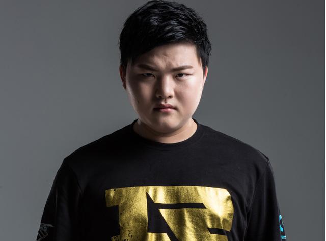 CRISP 变成了牛肉礼盒， Hope 表现完美， Anyone's Legend 以 11 分赢得了第一局