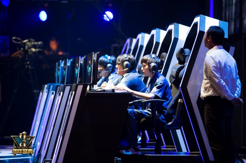 Mouz 和 Vitality 晋级 BLAST Open 春季 2025 淘汰赛